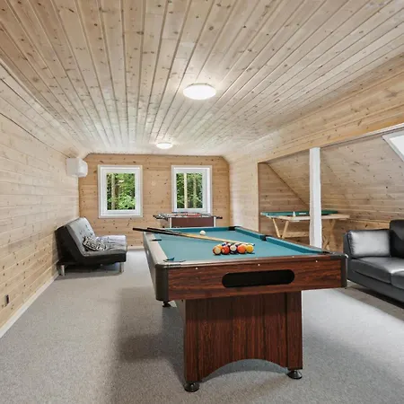 7 Bedroom Stunning In Hébergement de vacances Omme