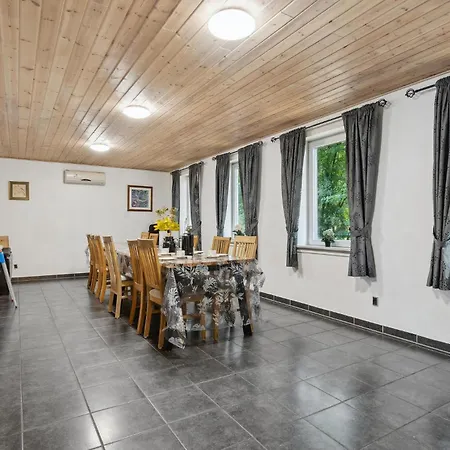 Pet Friendly In With Kitchen *